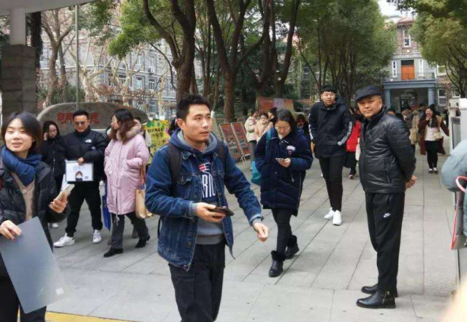 热点:少年强奸幼女逃4年 母亲哭泣唤回儿子投案自首